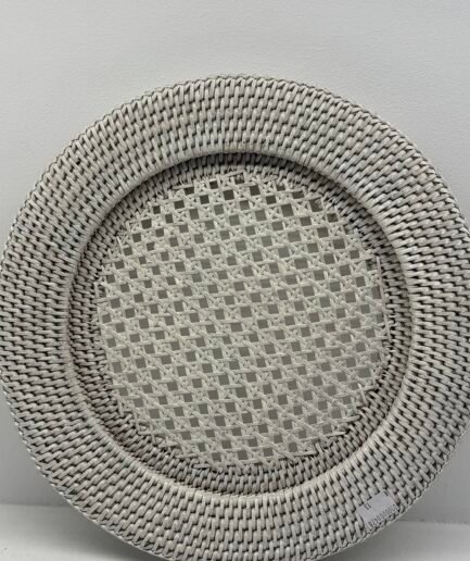 Bajo plato de ratán blanco
