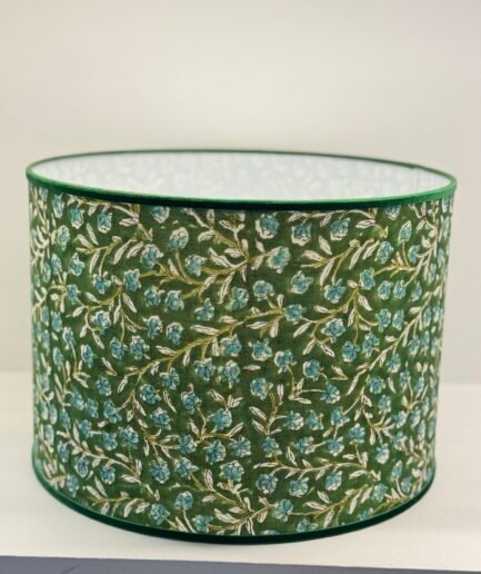 Pantalla con tela verde remate en terciopelo 35 cm