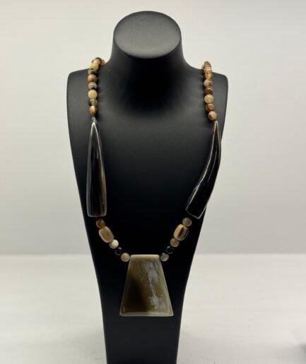 Collar de asta con medallón