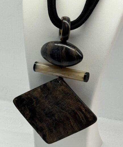Collar con cuerda muy ligero