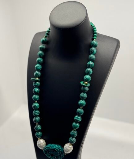 Collar verde en piedras naturales