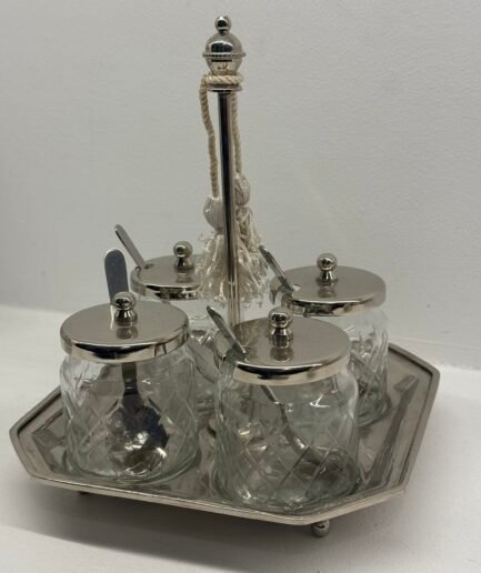 Soporte en acero con cuatro tarros tallados