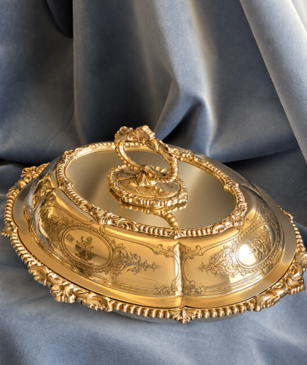 Legumbrera inglesa con baño de plata y decoración ornamentada, principio de siglo